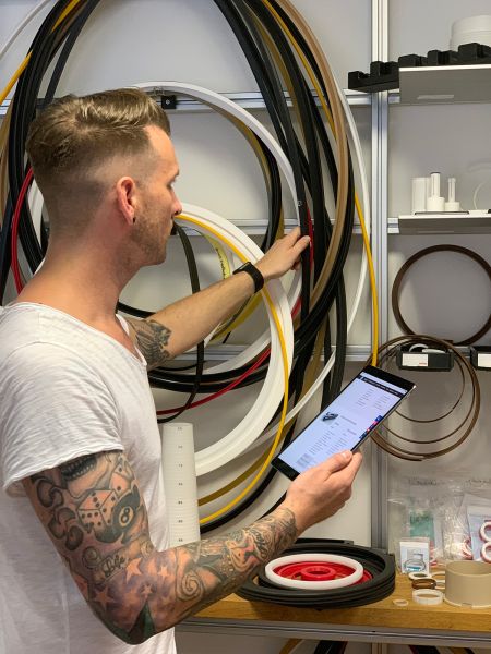 Die Hänssler Kunststoff- und Dichtungstechnik GmbH ist insbesondere spezialisiert auf die Entwicklung und Herstellung von sonderangefertigten Dichtungen. Diese zeichnen sich durch eine außerordentliche Größe, ein einzigartiges Profil oder einen besonderen Werkstoff aus.