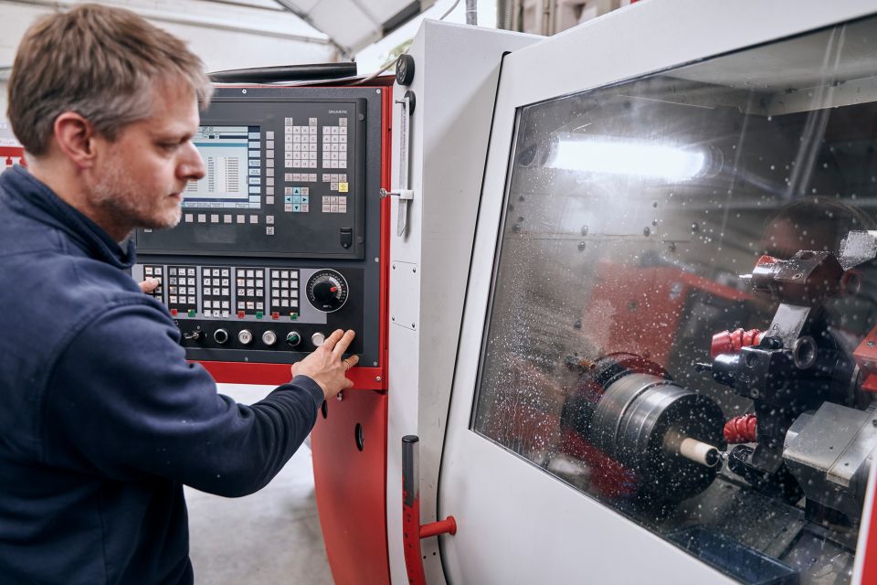 In der Hänssler Kunststoff- und Dichtungstechnik GmbH produzieren Elastomer-Zerspanungsexperten Dichtungen nach technischer Zeichnung.