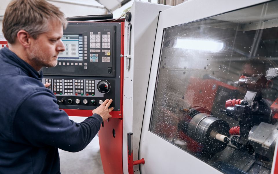 In der Hänssler Kunststoff- und Dichtungstechnik GmbH produzieren Elastomer-Zerspanungsexperten Dichtungen nach technischer Zeichnung.