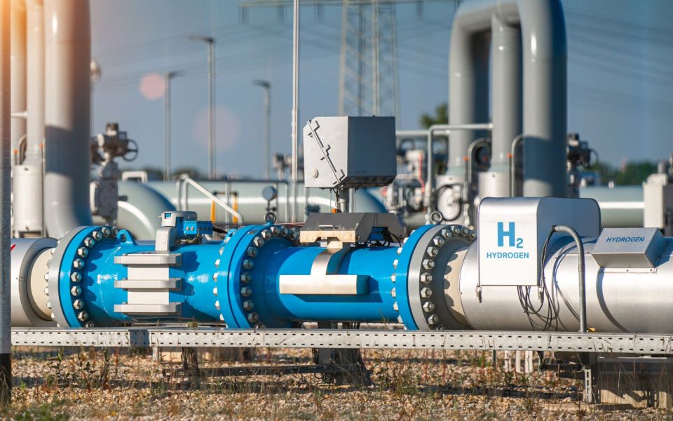 Rohre mit Beschriftung H2 Hydrogen