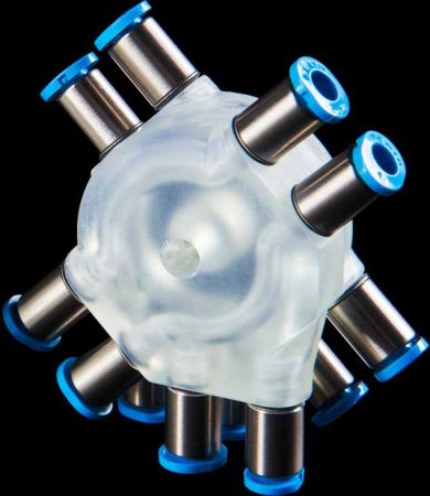 Kompakter Druckluftverteile aus Resin Clear hergestellt in additiver Fertigung mit dem SLA-Verfahren
