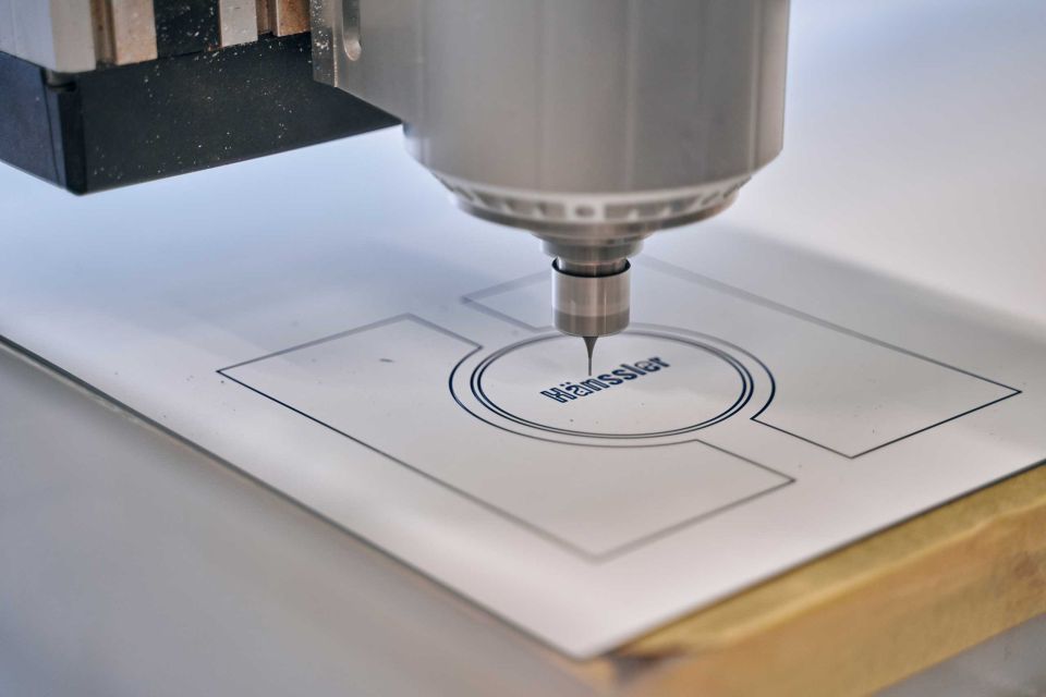 ein Frästeil aus Kunststoffplatten, welches gerade gefertigt wird