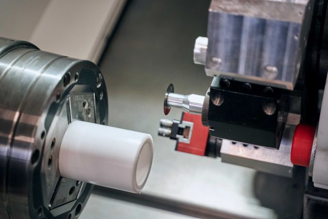Drehteile aus PTFE, welches gerade gefertigt wird