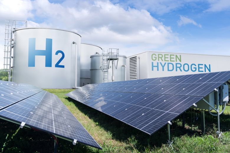 Wasserstoff Kraftwerk mit Solarpanels